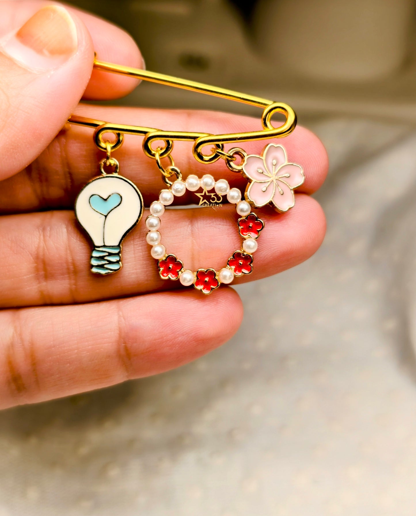 Floral light brooch